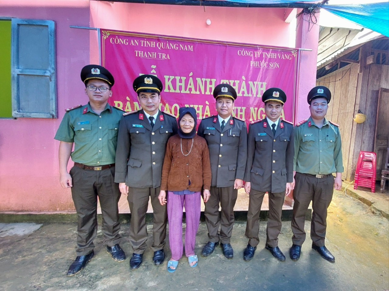 Cán bộ chiến sĩ Phòng Thanh tra Công an tỉnh cùng bà Hồ Thị Nghỉ bên căn nhà mới. Ảnh: L.S