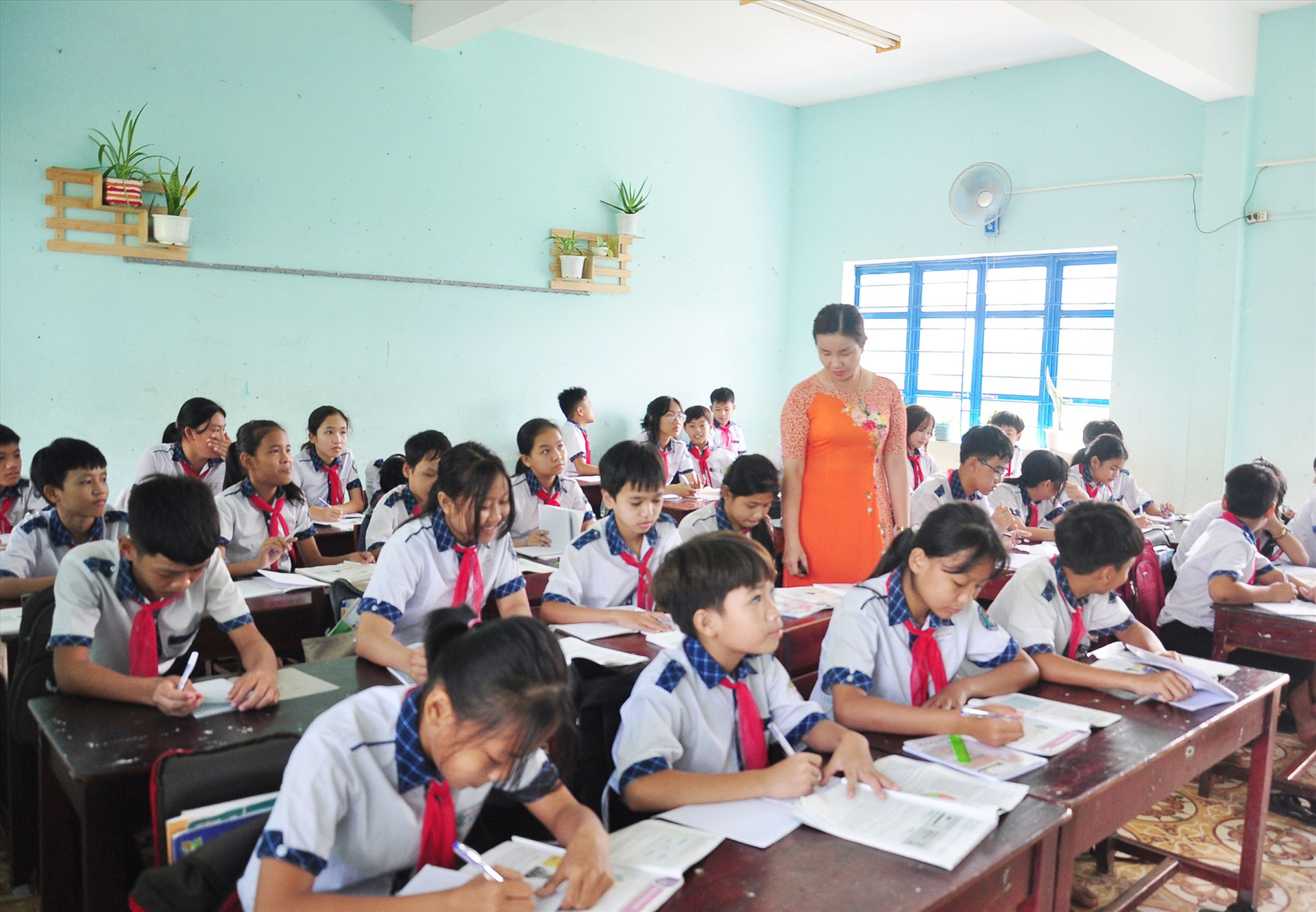 Để đảm bảo chất lượng giảng dạy, ngành giáo dục huyện Nông Sơn đang phải xoay xở với tình trạng thiếu giáo viên. Ảnh: ĐAN NHI
