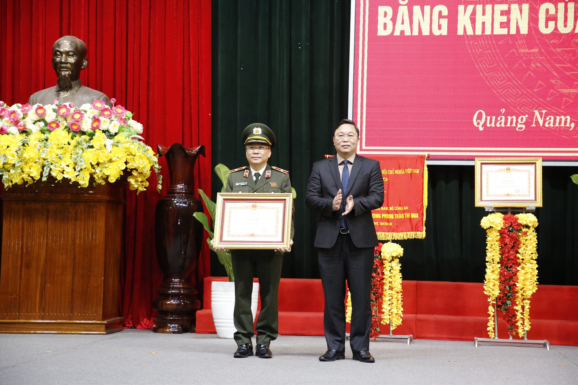 Chủ tịch UBND tỉnh Lê Trí Thanh trao bằng khen của Thủ tướng Chính phủ cho Thiếu tướng Nguyễn Đức Dũng vì có thành tích xuất sắc trong công tác phòng chống dịch Covid-19. Ảnh: T.C