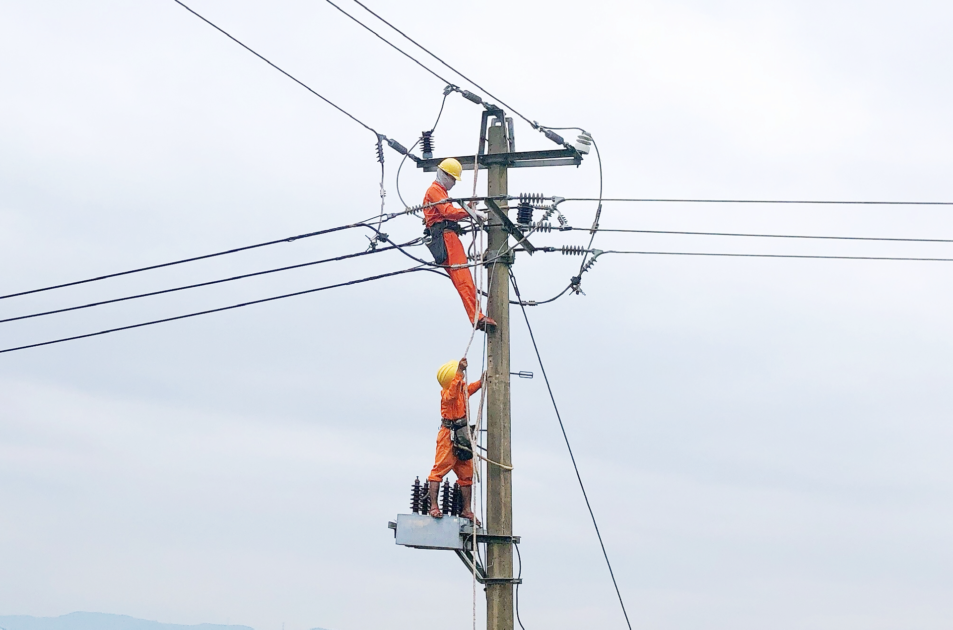 Sửa chữa lưới điện phục vụ cấp điện dịp Tết Dương lịch 2023. Ảnh: N.D