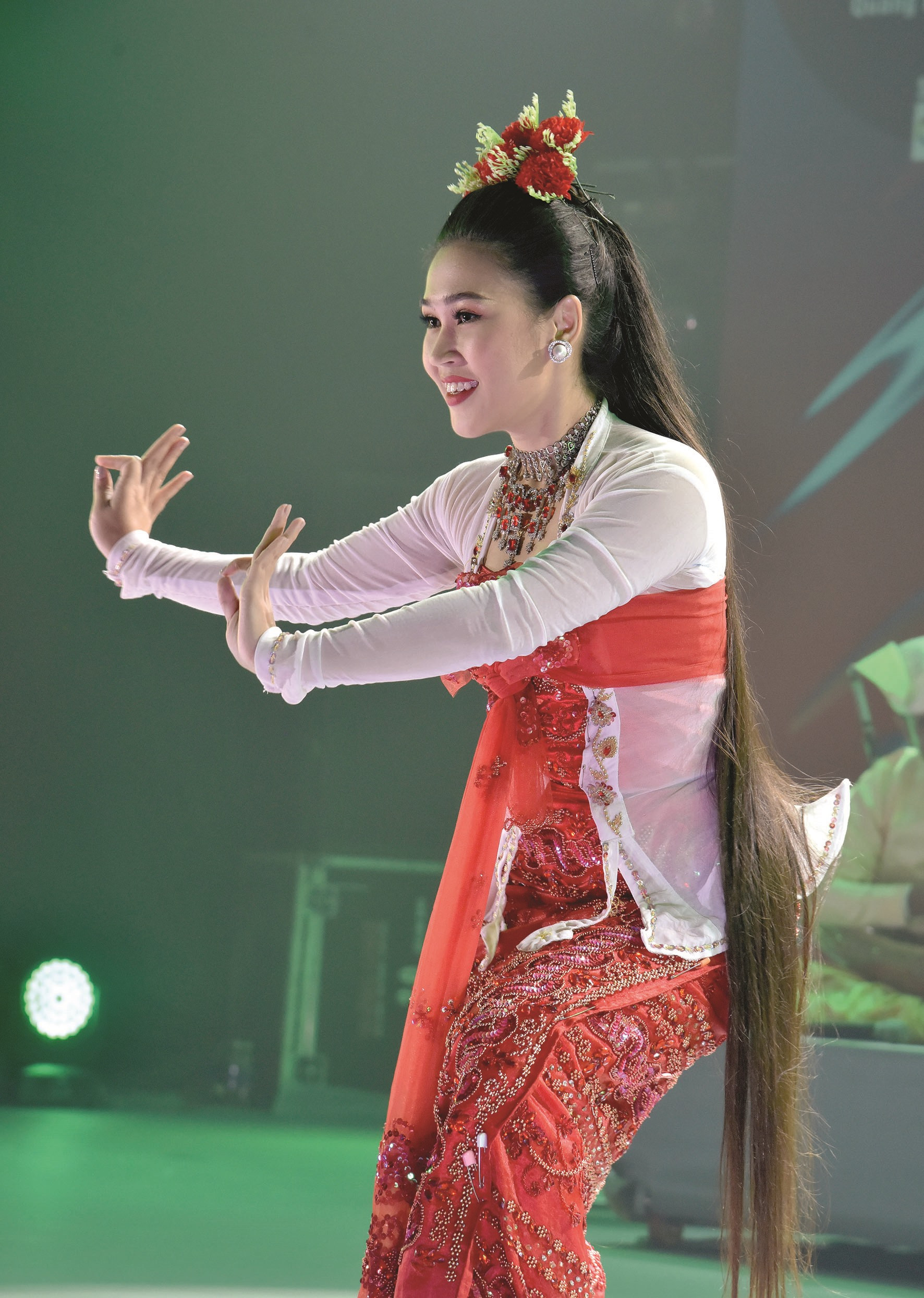 Điệu múa uyển chuyển của vũ nữ với chiếc áo và váy longgyi truyền thống của dân tộc Bhamar.