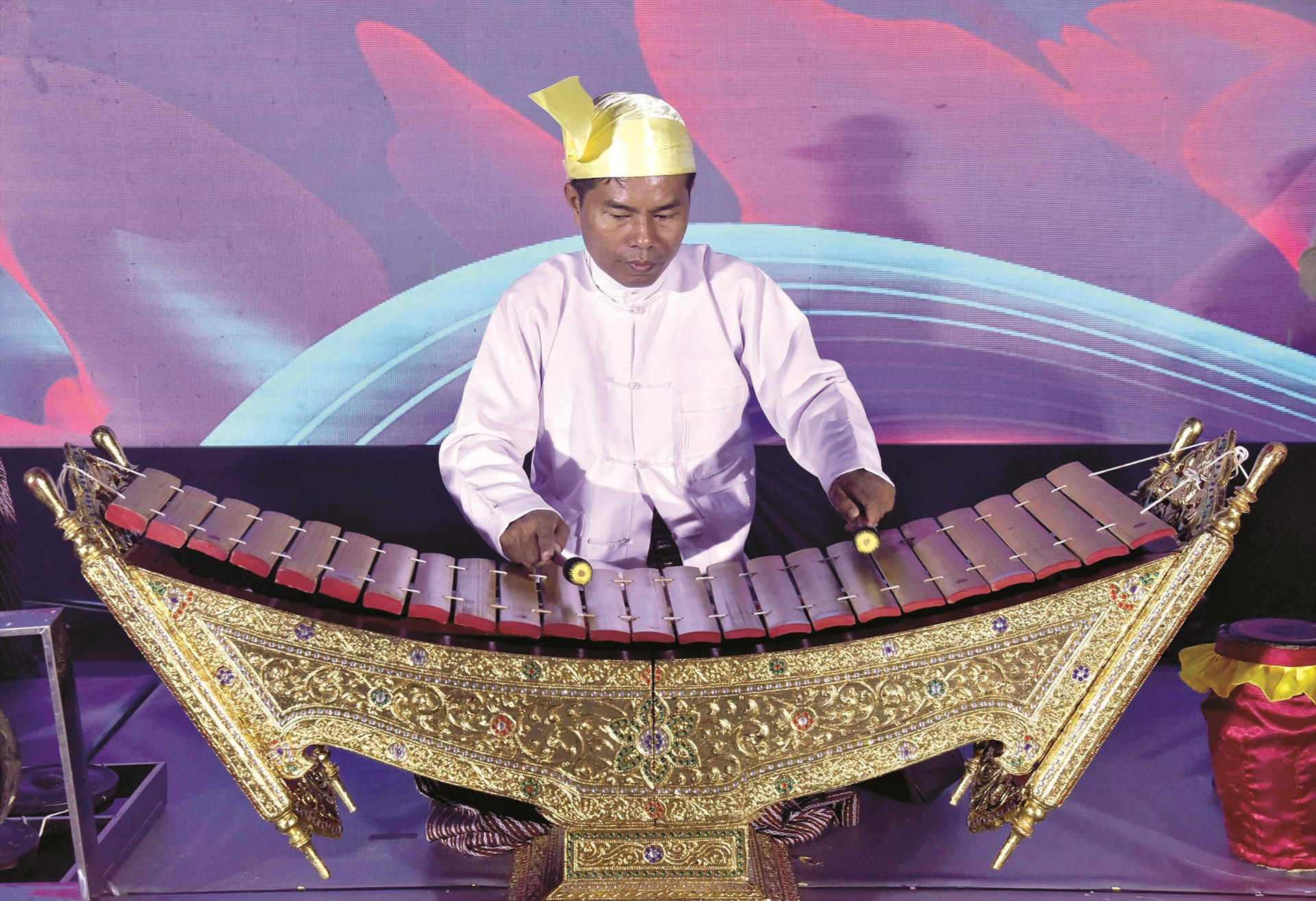 Nghệ sĩ dân tộc Bhamar diễn tấu nhạc cụ được chế tác từ những thanh tre.