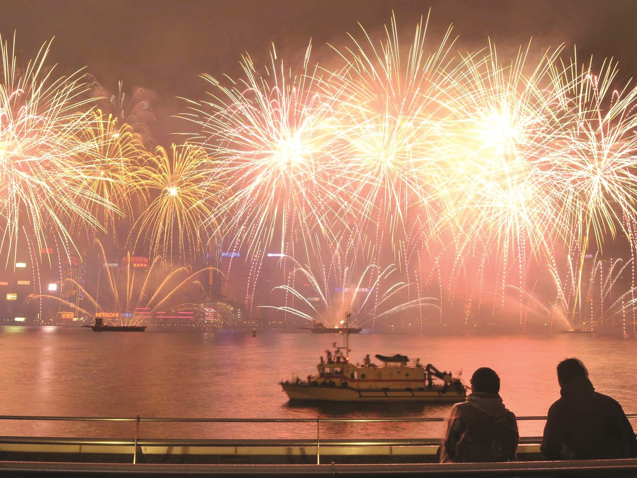 Không khí lễ hội đếm ngược chào năm mới tại thành phố cảng Hồng Kông. Ảnh: Escape