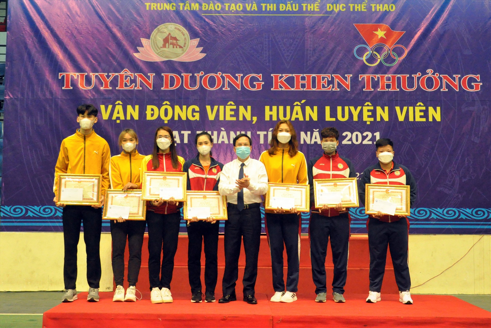 Nguyễn Thị Diệp (bìa phải) được lãnh đạo Sở VH-TT&DL khen thưởng năm 2021. Ảnh: T.V