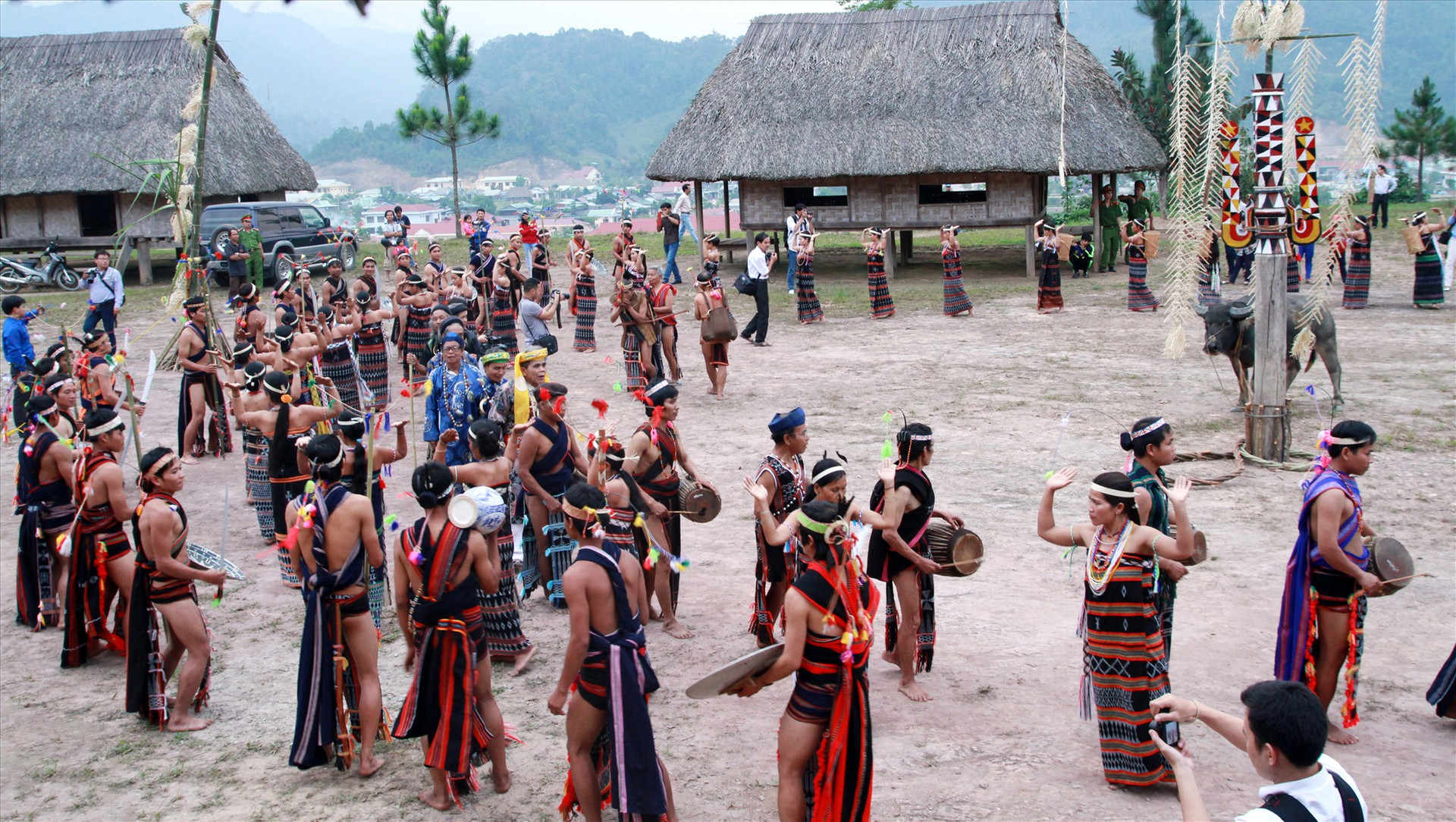 Lễ hội ăn trâu mừng lúa mới của người Cơ Tu huyện Tây Giang.