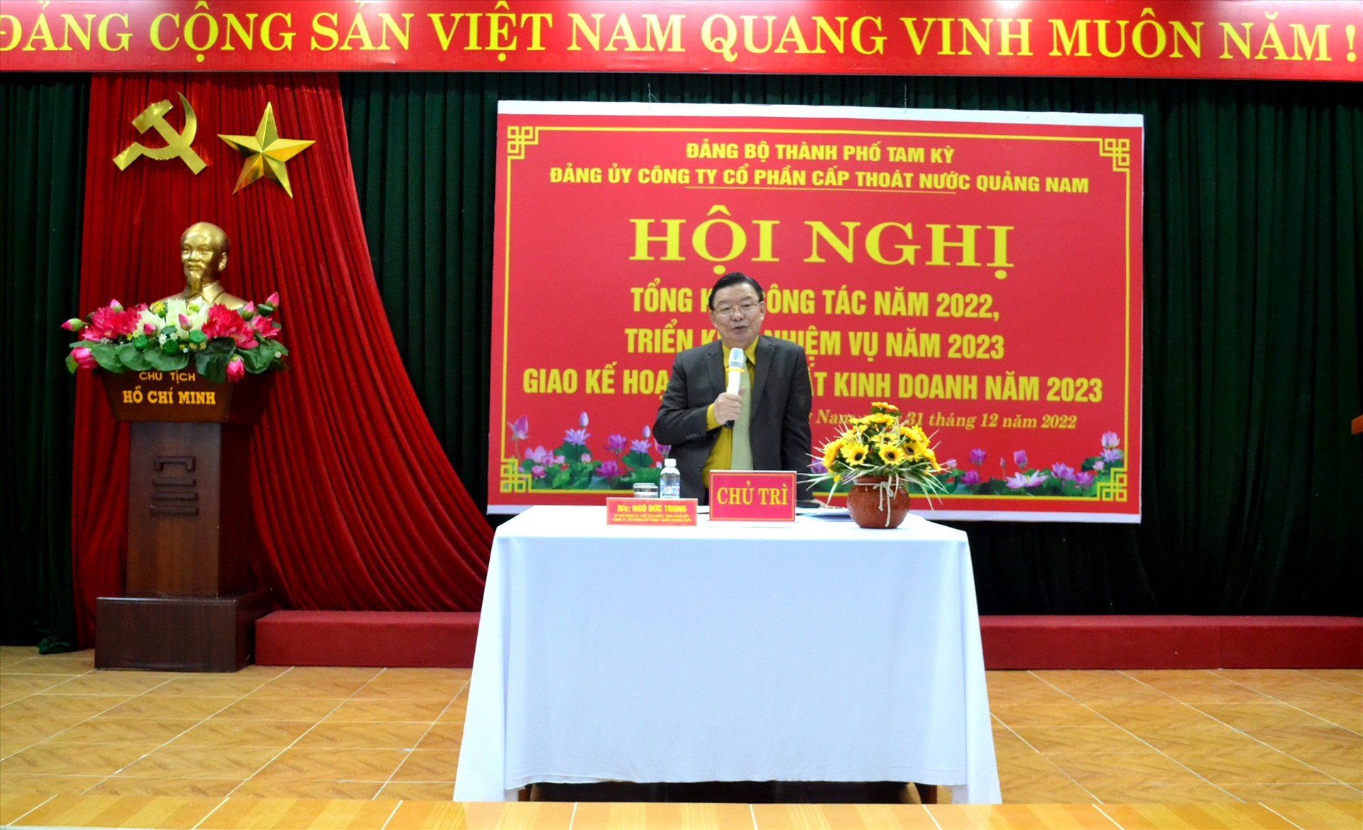 Ông Ngô Đức Trung - Bí thư Đảng ủy - Tổng Giám đốc Công ty CP Cấp thoát nước Quảng Nam phát biểu ý kiến tại hội nghị. Ảnh: Q.VIỆT