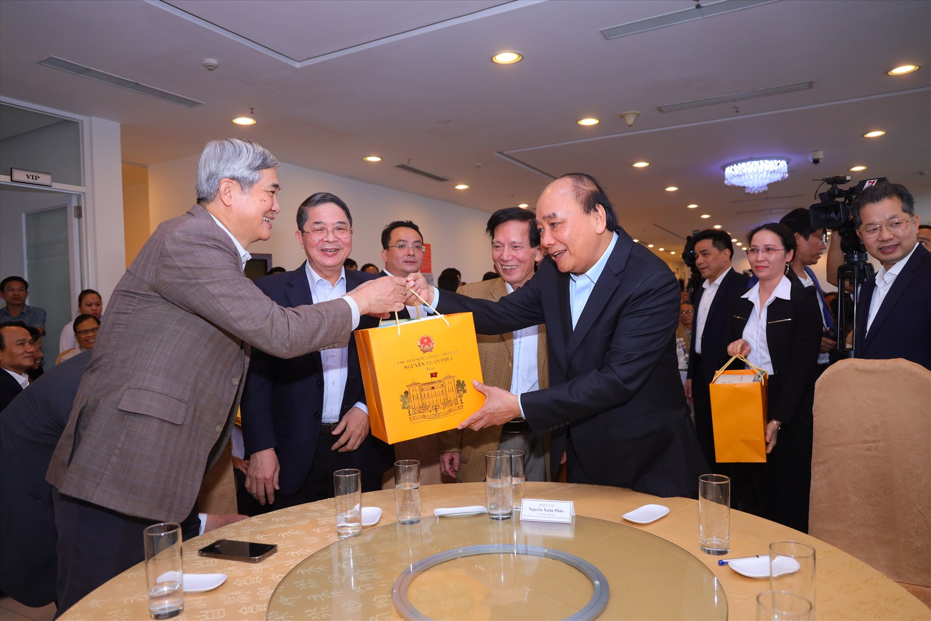 Chủ tịch nước Nguyễn Xuân Phúc tặng quà cho cán bộ hưu trí của Quảng Nam
