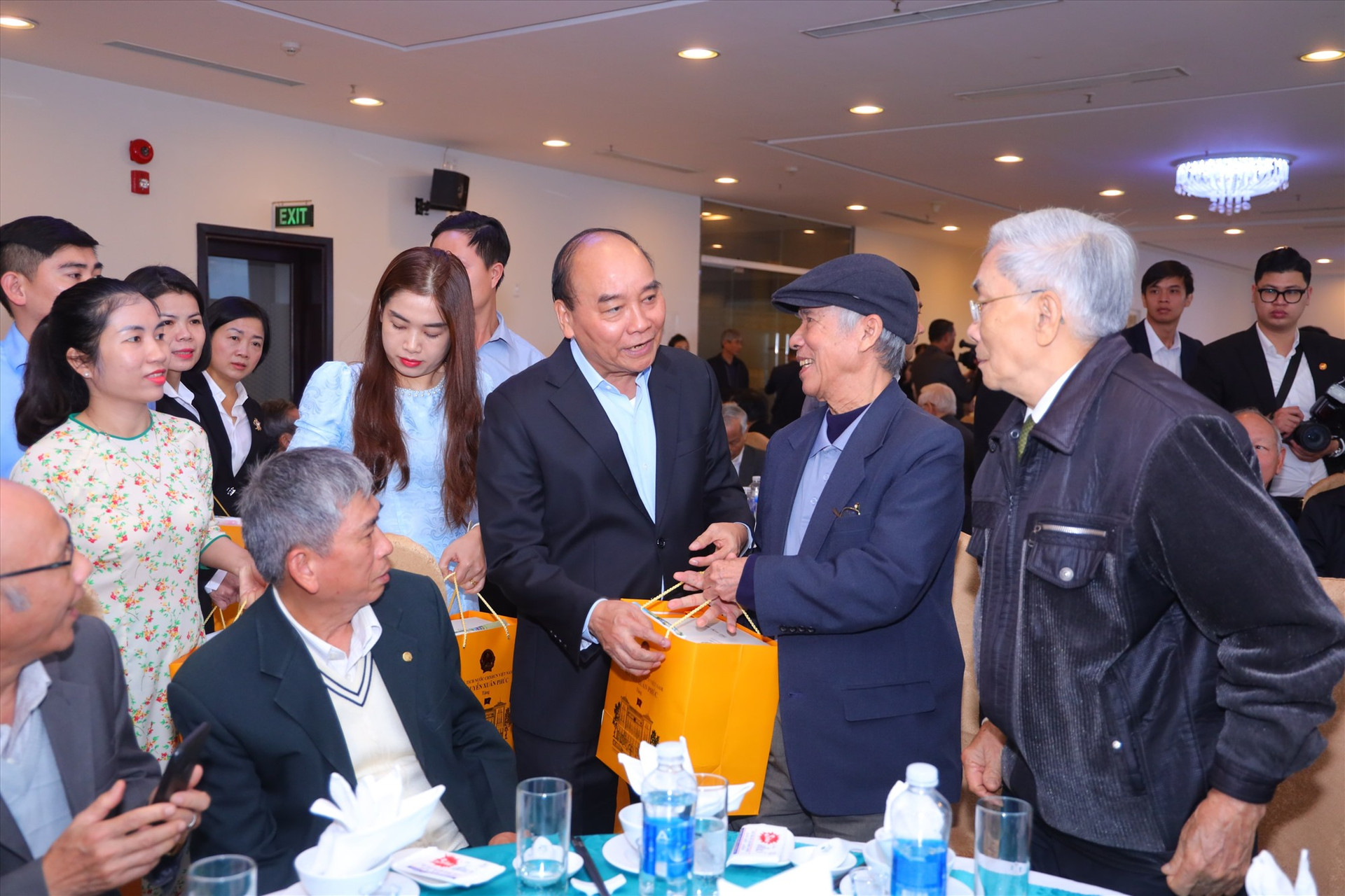 Phó Chủ tịch nước Nguyễn Xuân Phúc tặng quà cho các cán bộ hưu. Ảnh: Trọng Khang