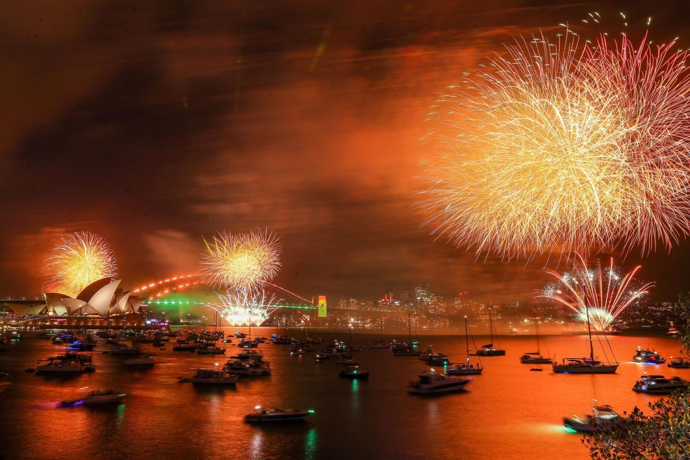 Pháo hoa thắp sáng bầu trời trên cảng Sydney của Australia. Ảnh: Gettyimage