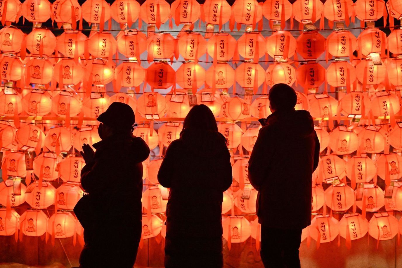 Mọi người cầu nguyện trước những chiếc đèn lồng Lotus trong lễ kỷ niệm ở Seoul, Hàn Quốc.