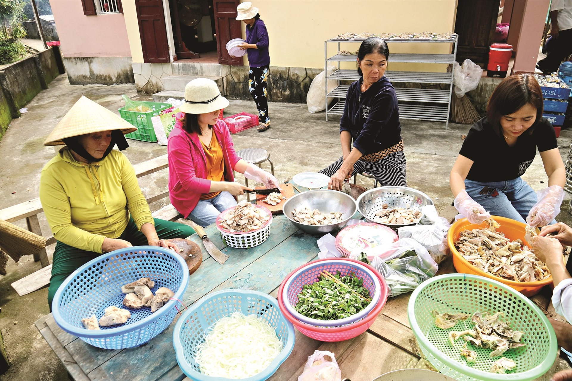 Trong ngày chạp mả, các cô, các chị chung tay lo việc bếp núc, trách nhiệm nặng nề nhất là những nàng dâu. Ảnh: PHƯƠNG THẢO