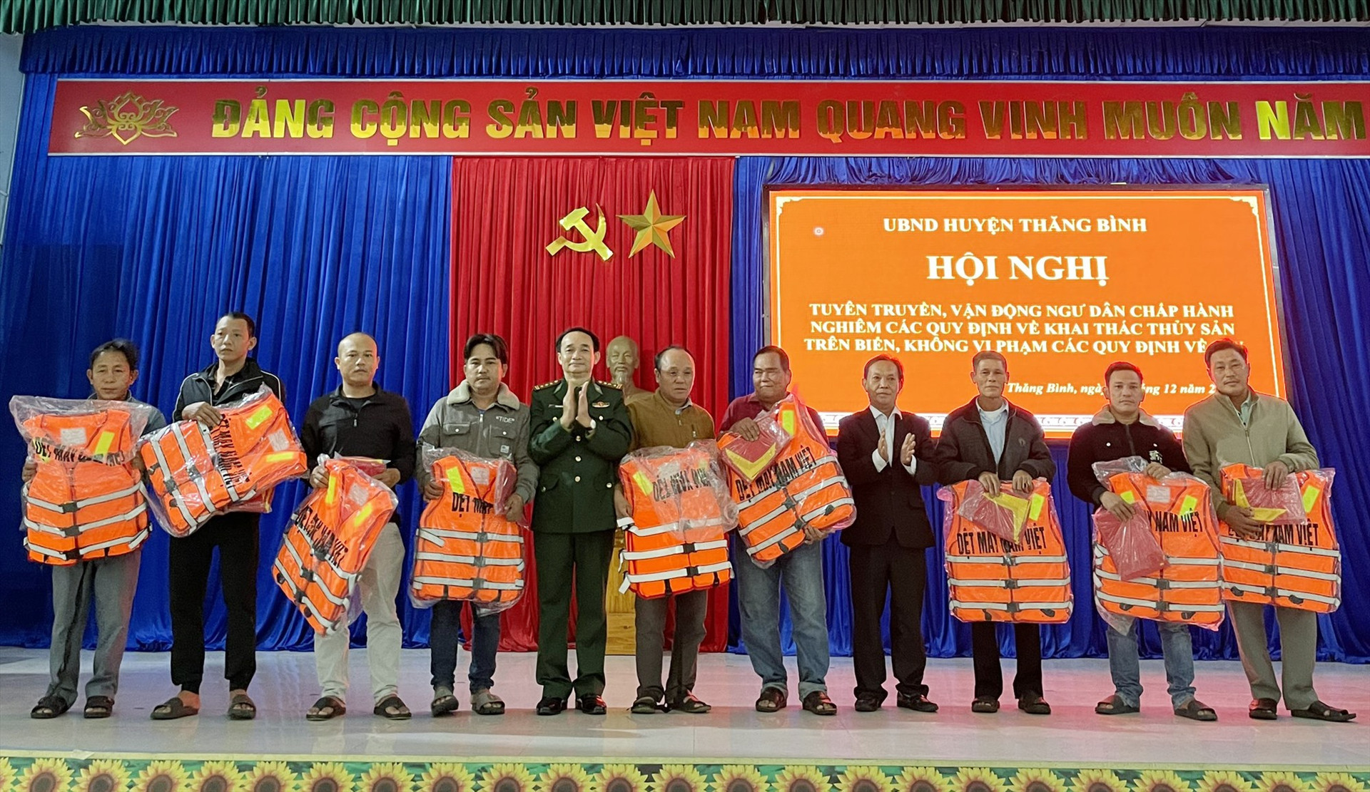 Bộ chỉ huy BĐBP tỉnh trao 100 áo phao, 500 lá cờ Tổ quốc cho các ngư dân. Ảnh: B.P
