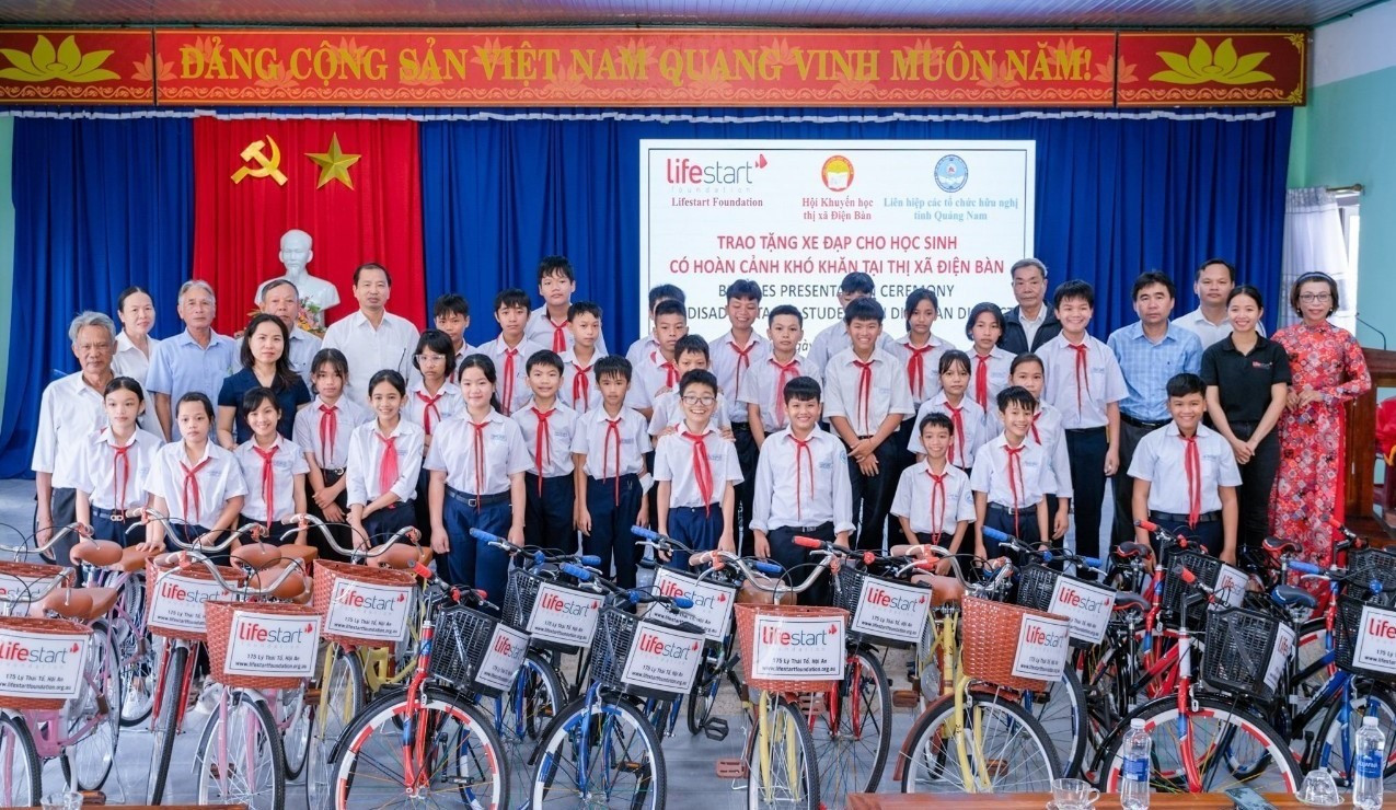 Trao tặng xe đạp cho 30 em học sinh có hoàn cảnh khó khăn trên địa bàn thị xã Điện Bàn