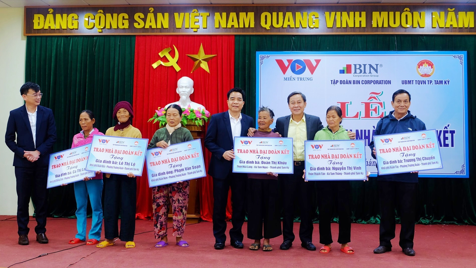 VOV miền Trung, Tập đoàn BIN Corporation trao tặng 6 nhà đại đoàn kết cho các hộ dân khó khăn. Ảnh: M.L