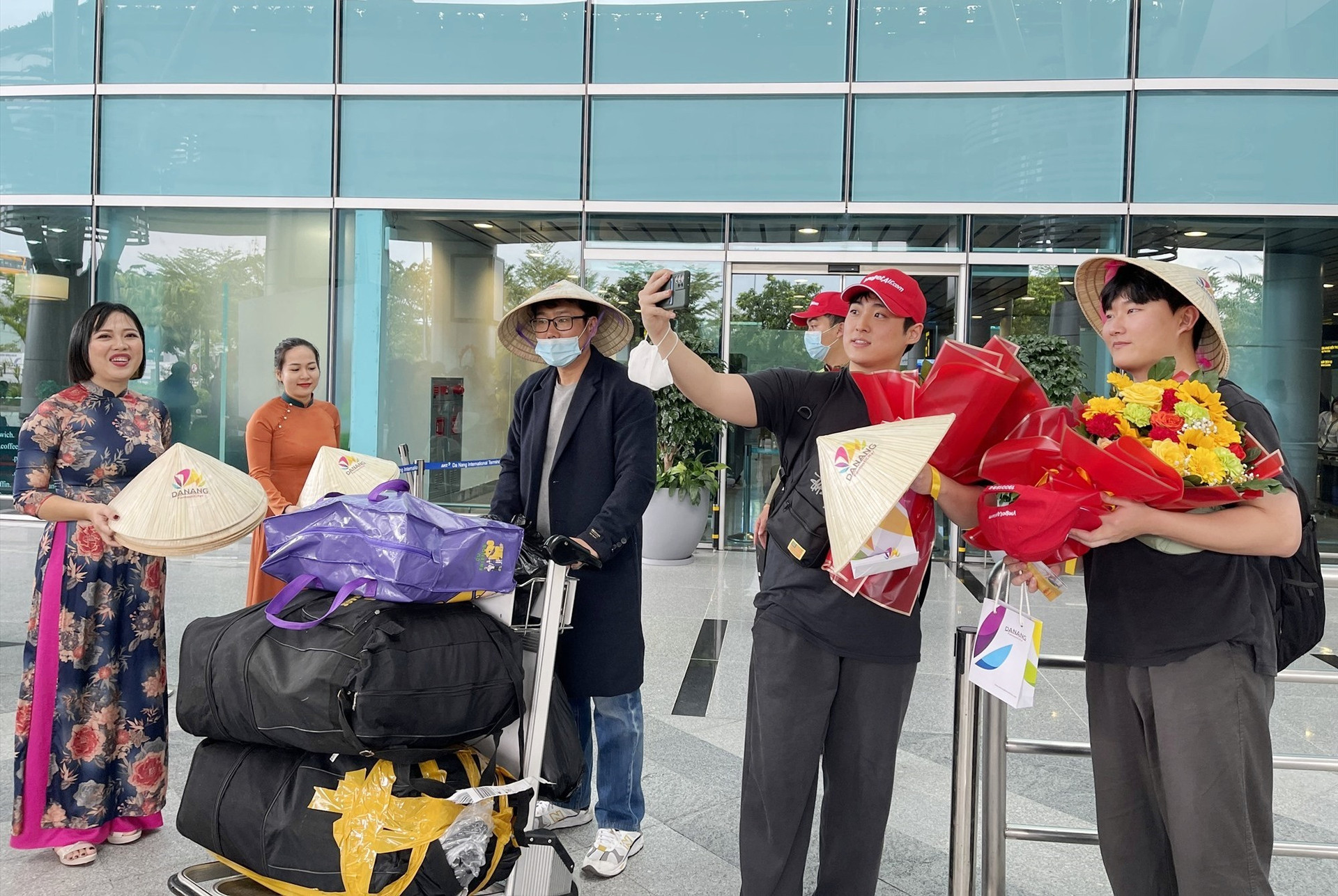 Du khách Hàn Quốc thích thú chụp ảnh năm mới tại sân bay quốc tế Đà Nẵng. Ảnh XL