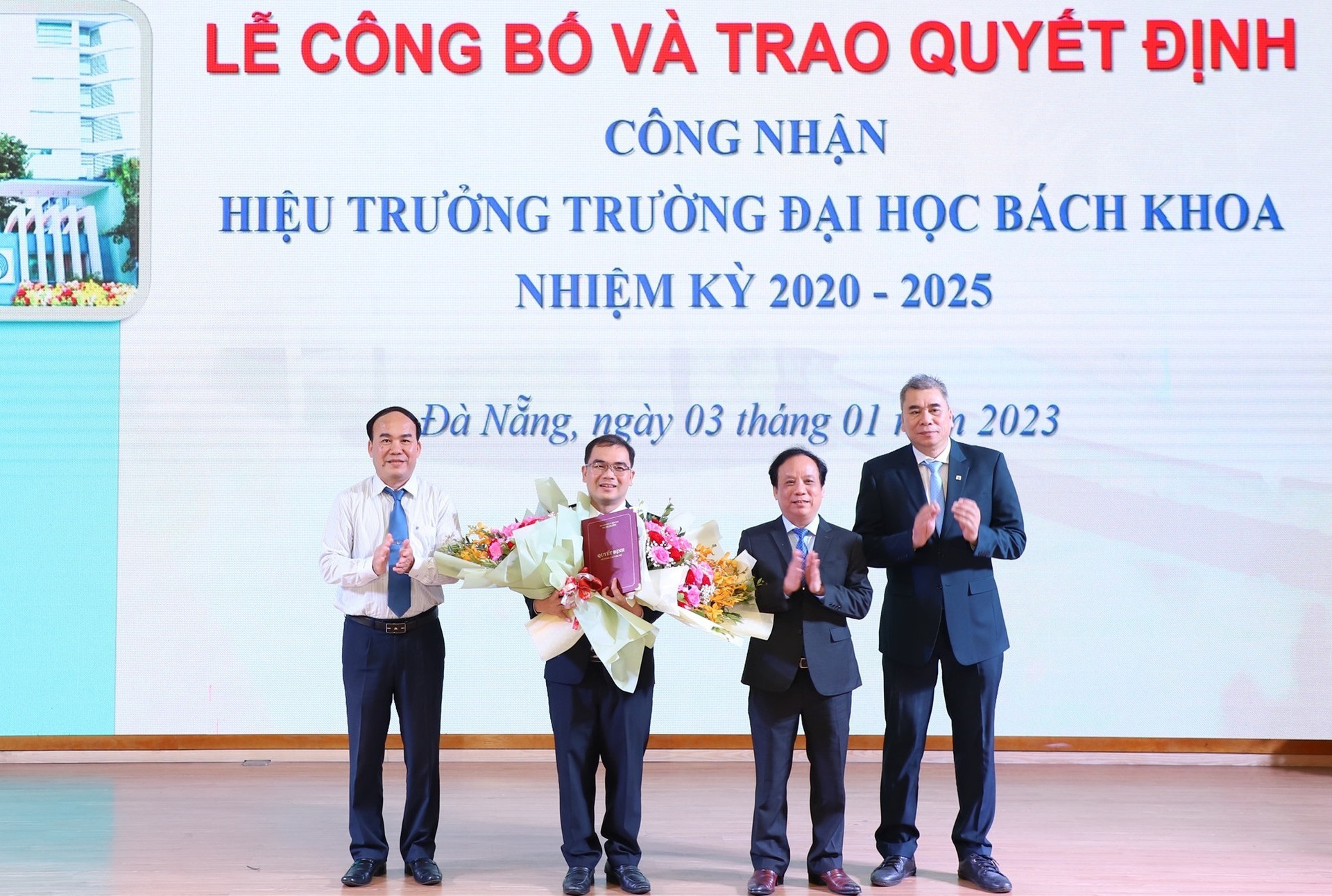 Lãnh đạo Đại học Đà Nẵng trao quyết định và tặng hoa cho tân hiệu trưởng Trường ĐH bách khoa Nguyễn Hữu Hiếu. Ảnh QL