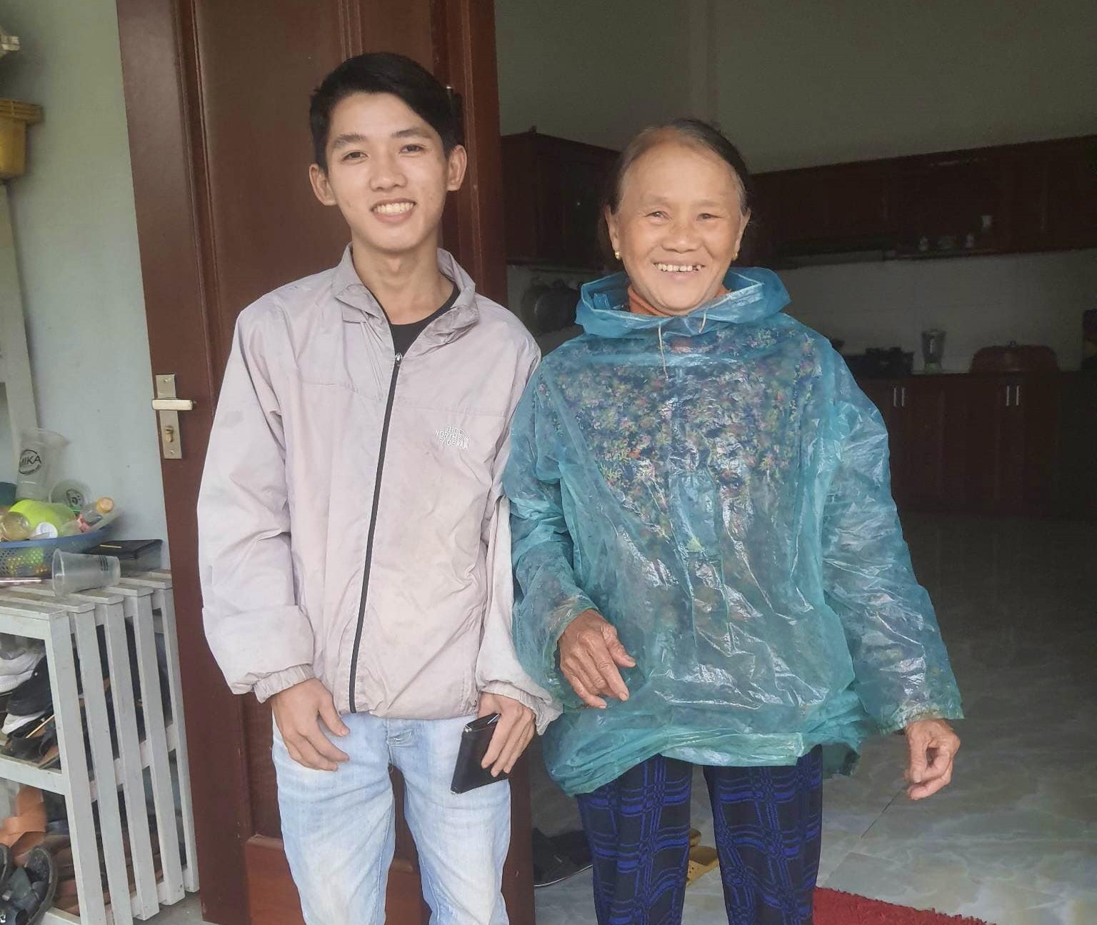 Anh Huỳnh Bảo tới nhà bà Trần Thị Mầu nhận lại ví làm đánh rơi trong niềm hạnh phúc. Ảnh: H.Q.H