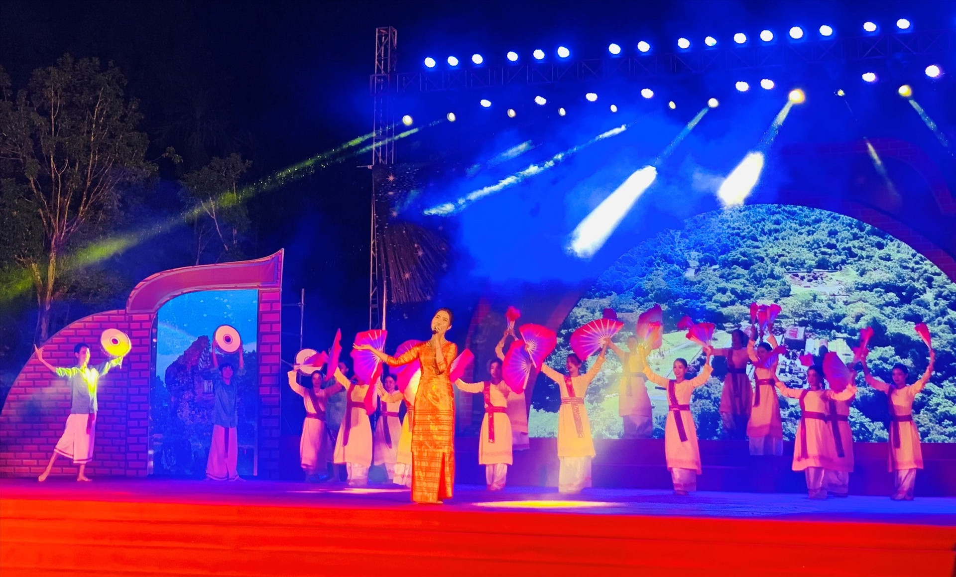 Besides, the Vietnamese and Champa intangible cultural values were reappeared on the stage.