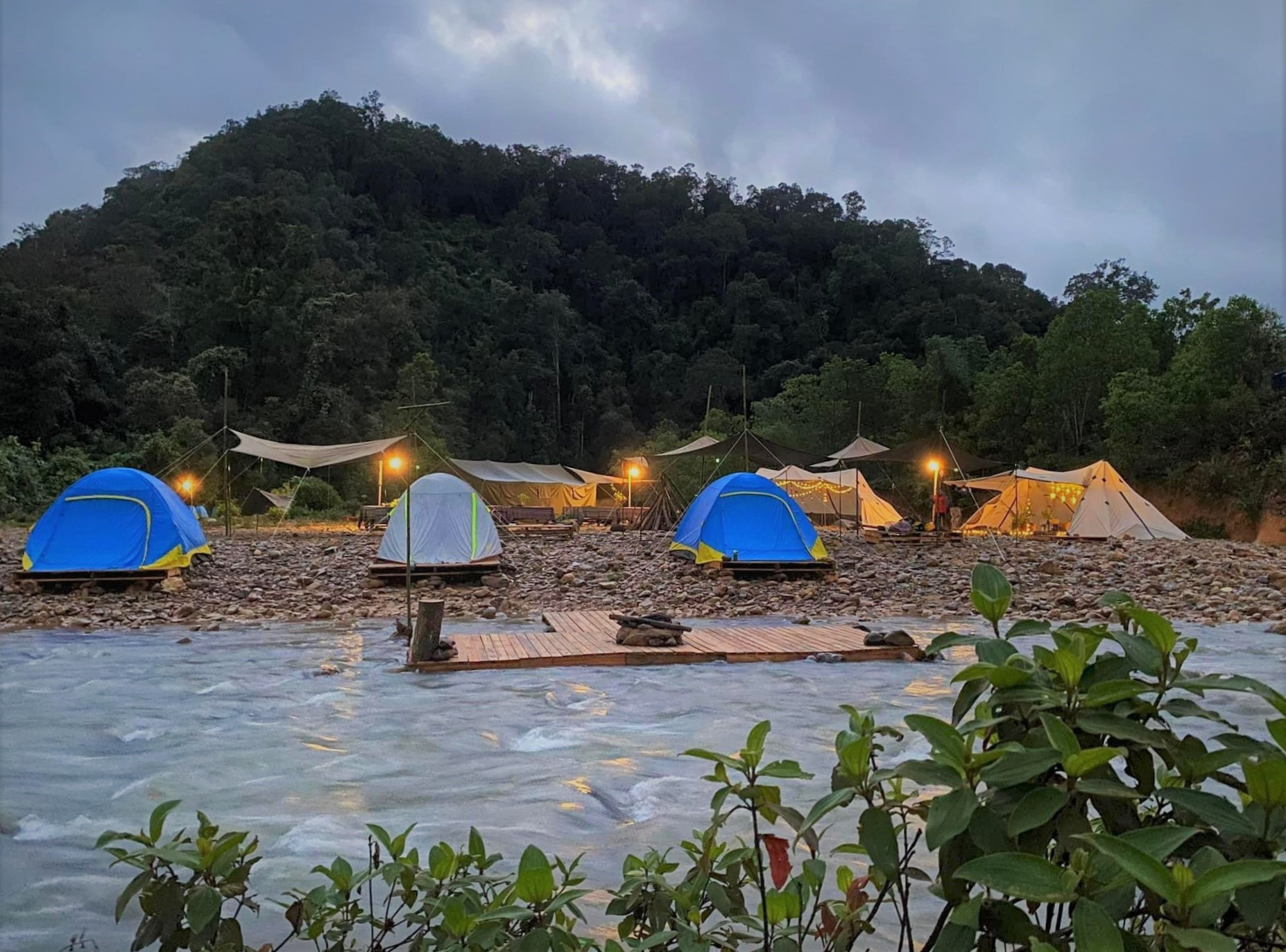 Các lều trại được cắm dọc bờ suối, tạo điểm sinh hoạt trải nghiệm lý tưởng cho du khách. Ảnh: ALĂNG NGƯỚC