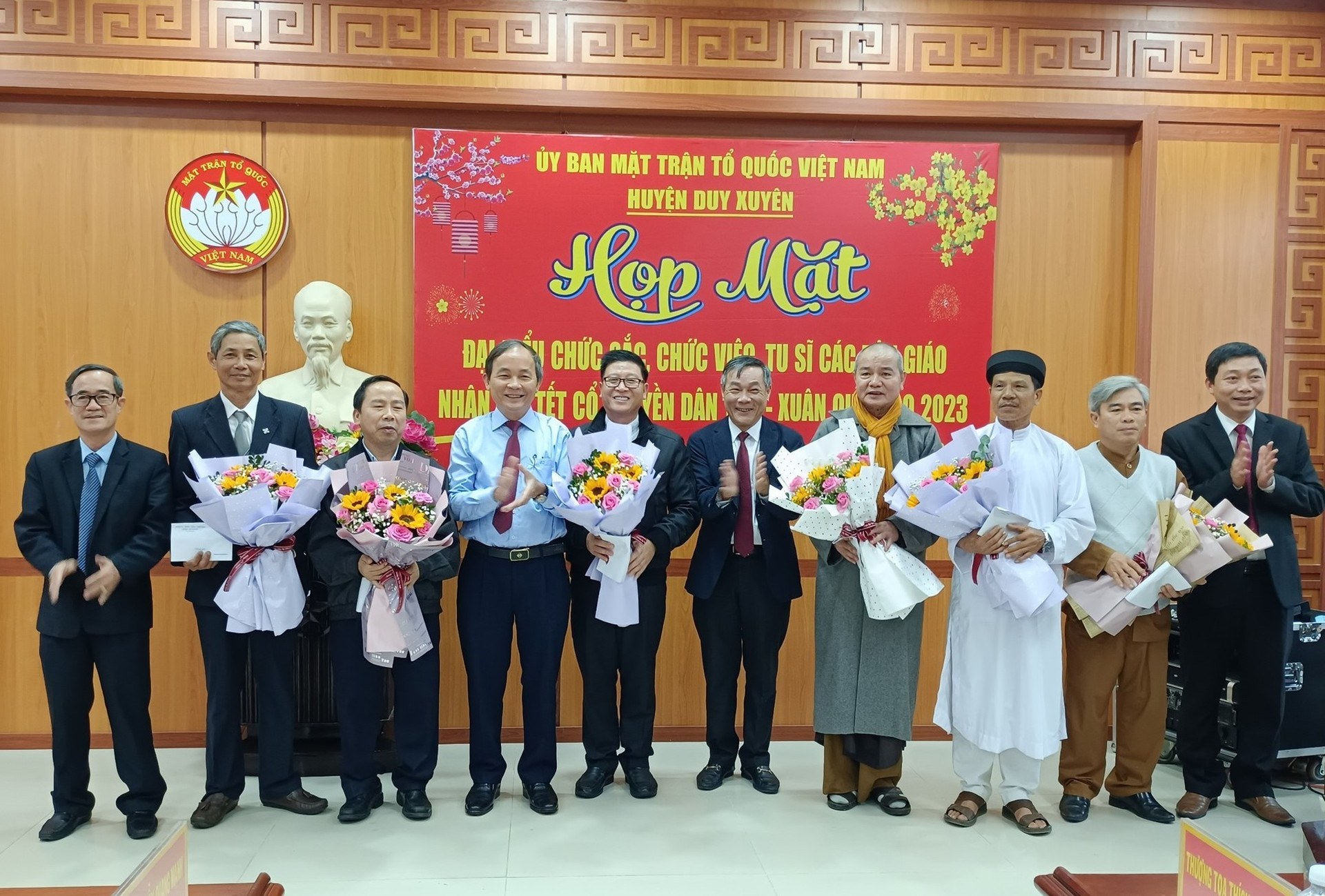 Các vị lãnh đạo huyện Duy Xuyên tặng hoa quà chúc mừng năm mới các tôn giáo.