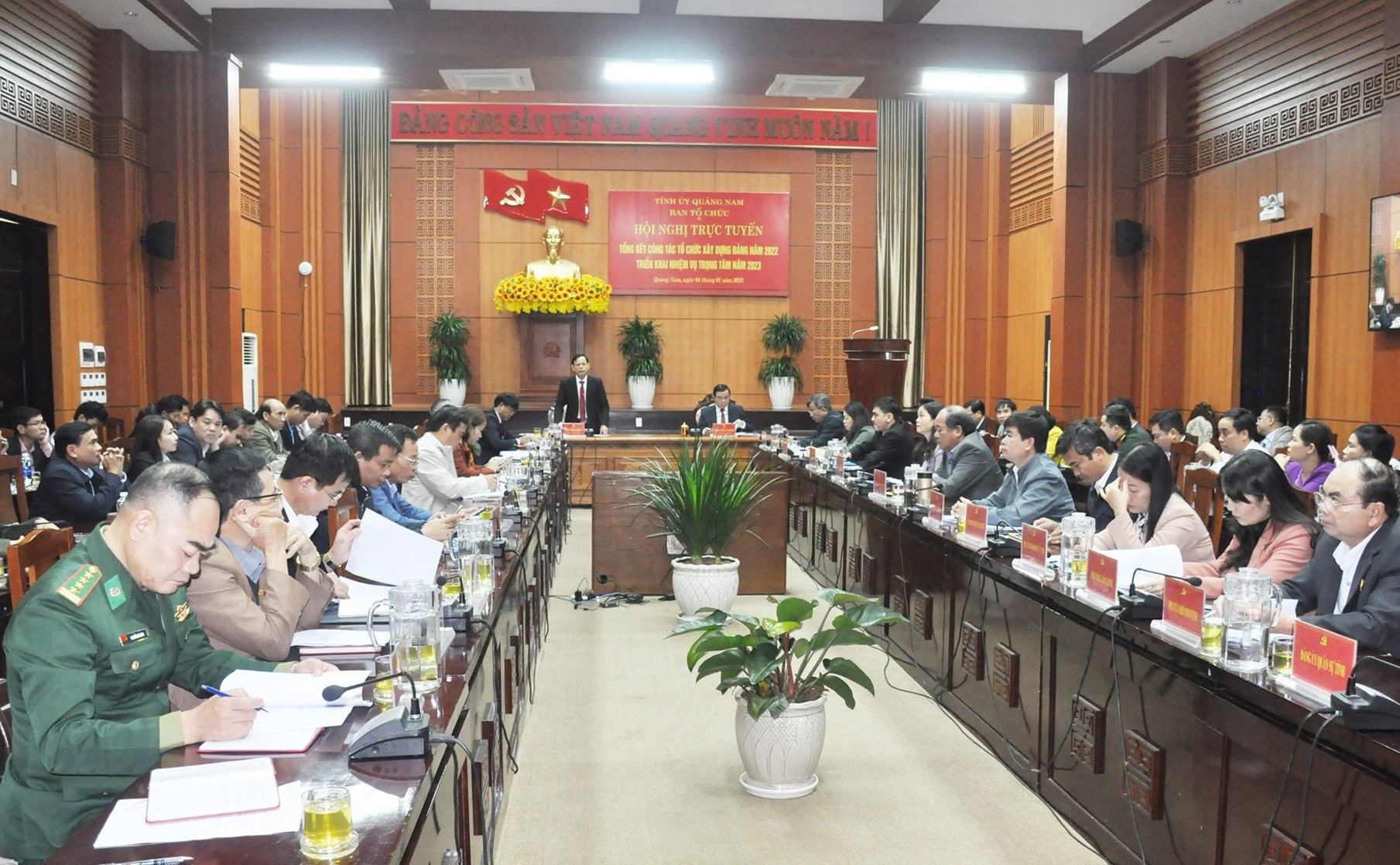 Trưởng ban Tổ chức Tỉnh ủy Nguyễn Chín chủ trì điều hành hội nghị thảo luận. Ảnh: N.Đ