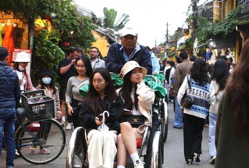 Many of them used cyclos for their sightseeing in the city.