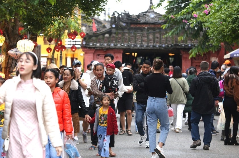 Most of the streets in Hoi An were crowded on these days.