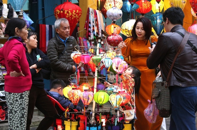 Hoi An was happy to welcome a large number of visitors to the city during the New Year holidays.