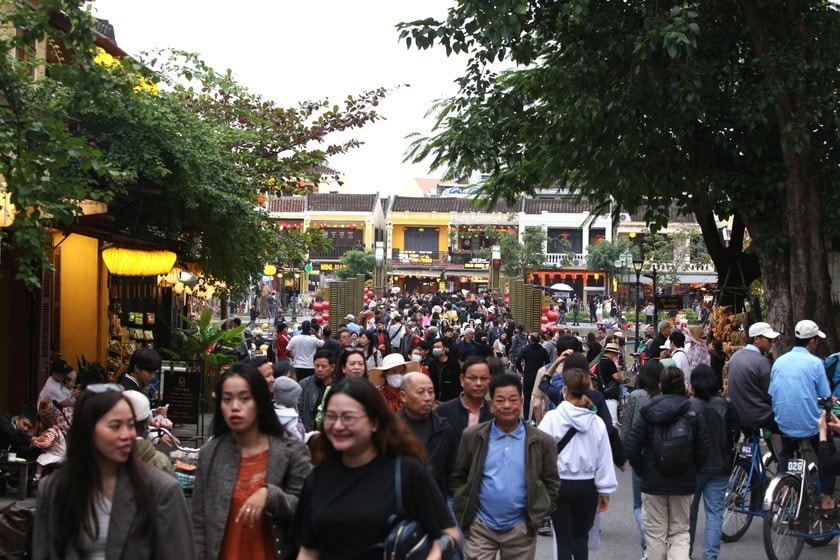 Thousands of visitors flocked to Hoi An, a famous tourist attraction in Vietnam and in the world.