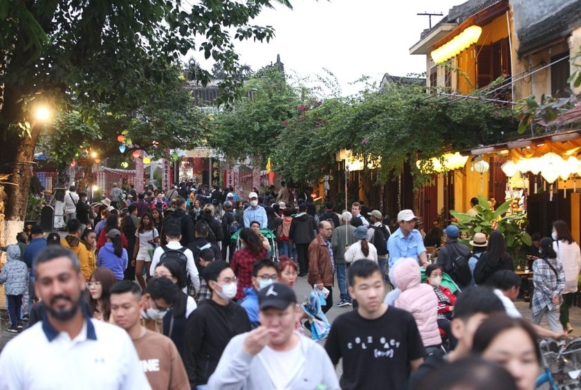 In particular, the streets along the Hoai river were always packed in like sardines.