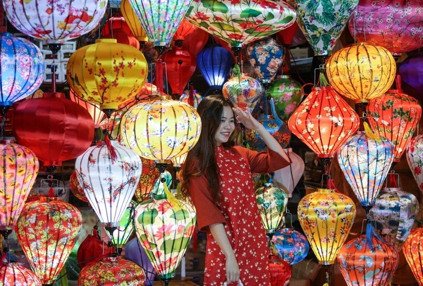 Coloured lanterns in Hoi An were attractive to visitors.