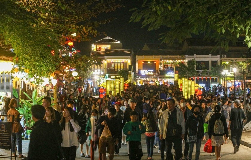 More and more visitors went to the Hoi An ancient quarter when it was later.