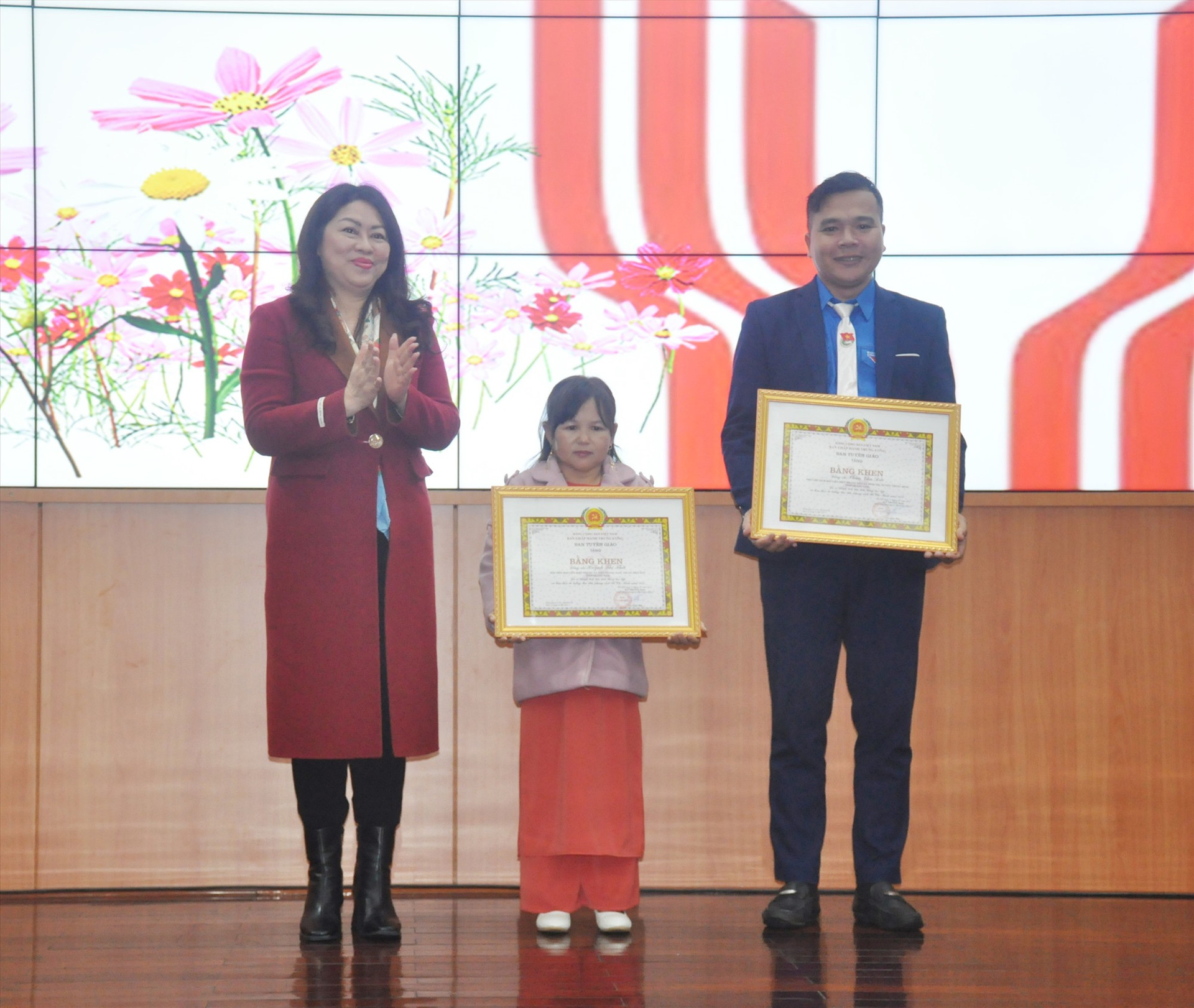 Trưởng ban Tuyên giáo Tỉnh ủy Nguyễn Thị Thu Lan trao tặng Bằng khen của Ban Tuyên giáo Trung ương cho các cá nhân có thành tích xuất sắc trong học tập và làm theo tư tưởng, đạo đức, phong cách Hồ Chí Minh năm 2022. Ảnh: N.Đ