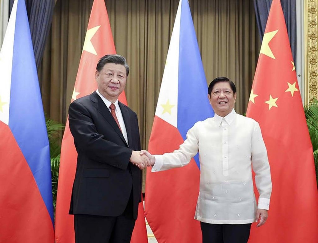 Tổng Bí thư, Chủ tịch Trung Quốc Tập Cận Bình (bên trái) và Tổng thống Philippines Ferdinand Romualdez Marcos Jr. gặp nhau tại Bangkok (Thái Lan) ngày 17-11-2022. Ảnh: Manila Times
