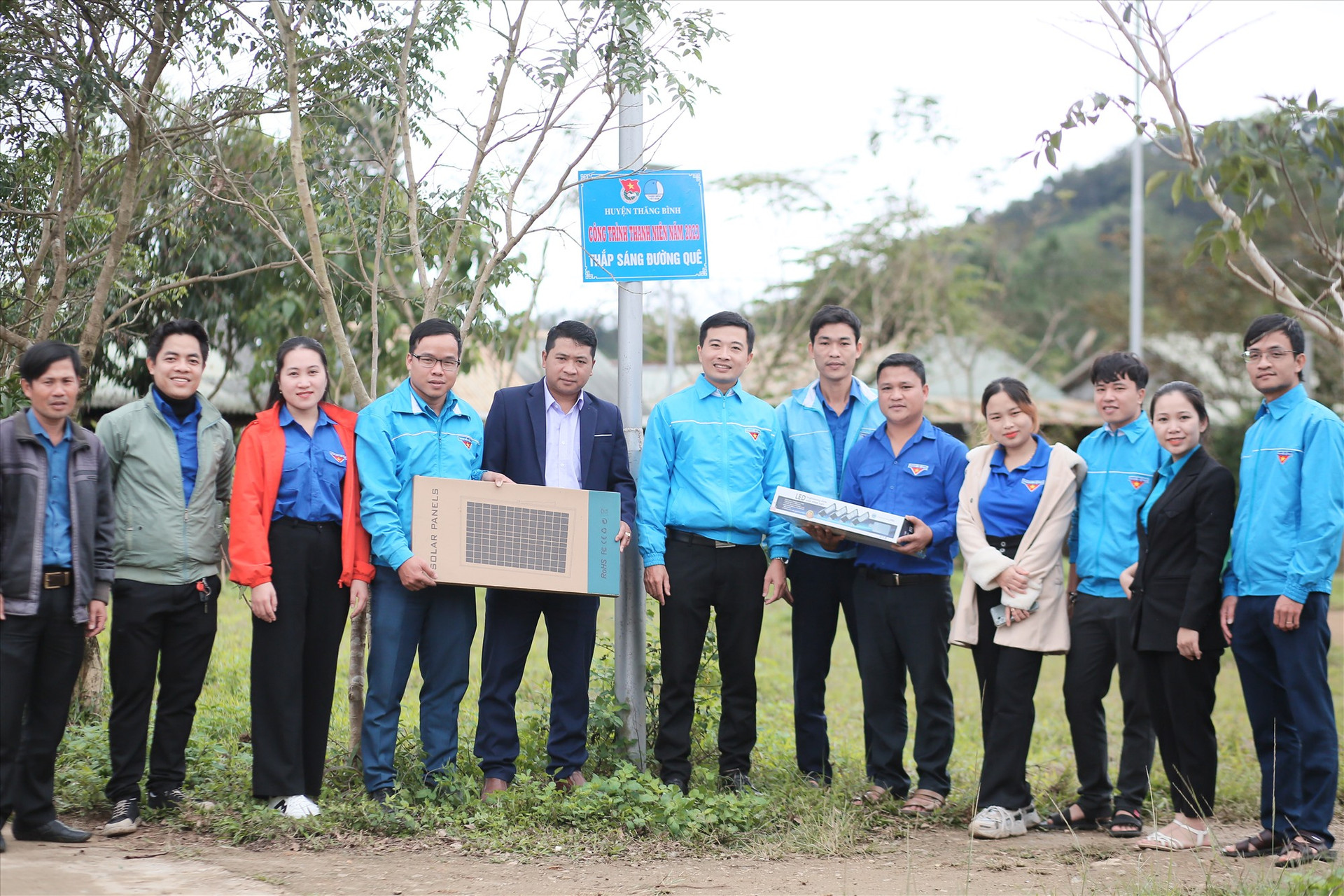 Trao tặng công trình thanh niên Thắp sáng đường quê tại xã A Tiêng, huyện Tây Giang