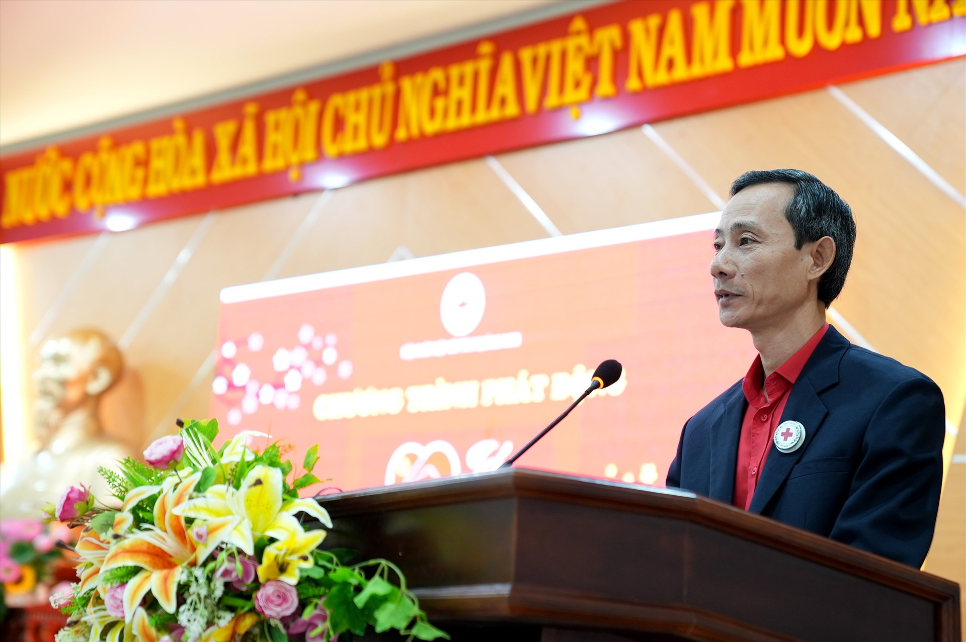Ông Lê Tấn Minh - Chú tịch Hội CTĐ tỉnh đọc diễn văn lễ phát động phong trào “Tết nhân ái“. Ảnh: H.Q
