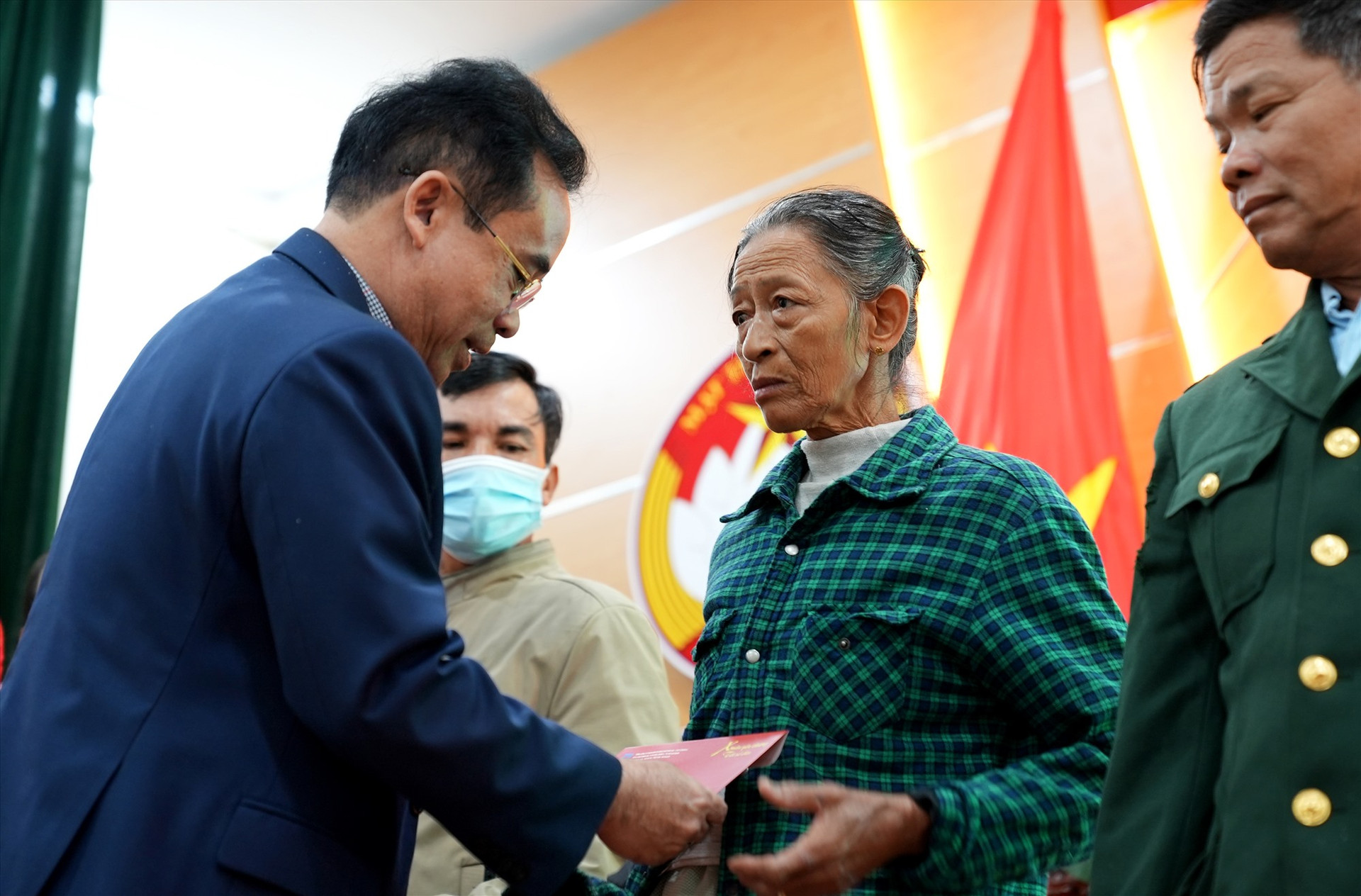 Phó Chủ tịch Trần Anh Tuấn trao quà cho có hoàn cảnh khó khăn. Ảnh: H.Q
