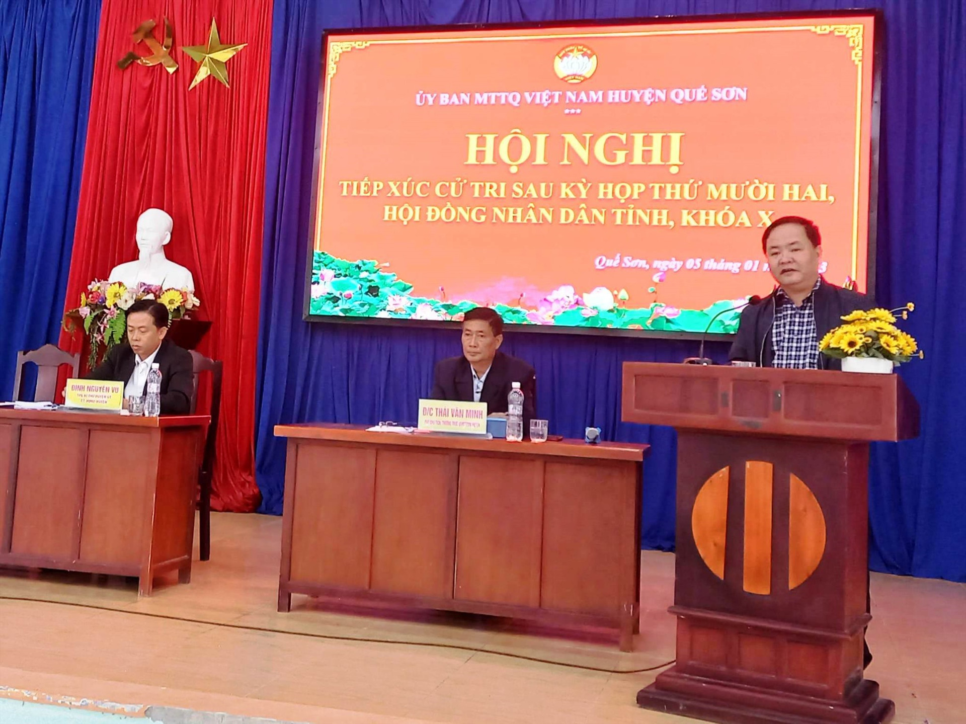 Phó Chủ tịch UBND tỉnh Nguyễn Hồng Quang tiếp thu và giải đáp những kiến nghị của cử tri. Ảnh: D.T