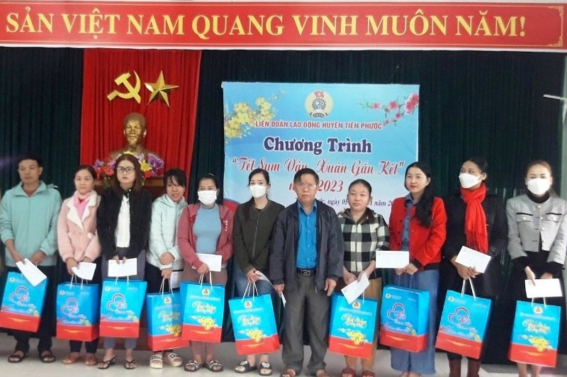 Liên đoàn lao động huyện Tiên Phước trao quà cho các hộ khó khăn. Ảnh:P.HOÀNG