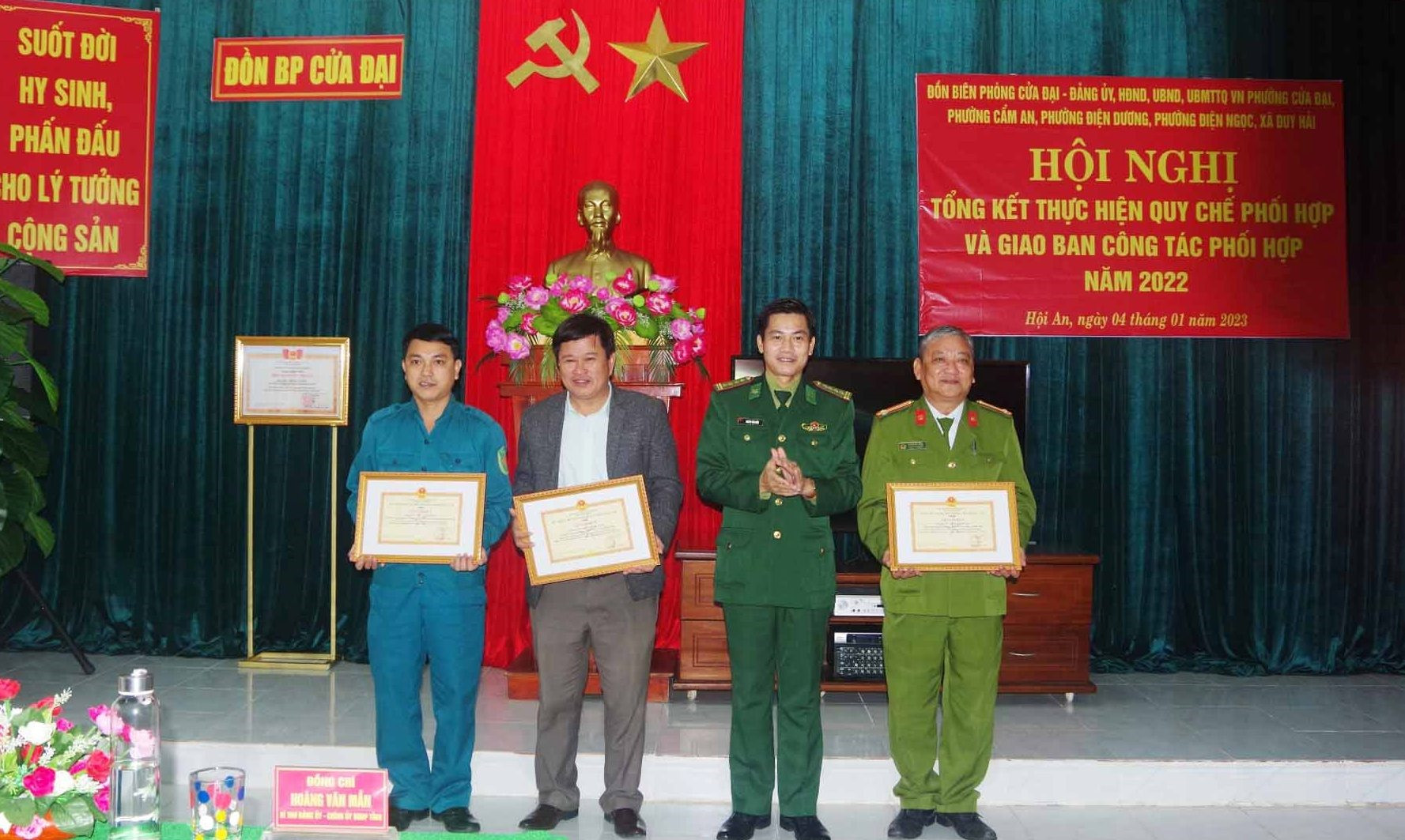 Đại tá Hoàng Văn Mẫn Chính ủy BĐBP tỉnh tặng giấy khen cho các cá nhân có thành tích xuất sắc trong thực hiện quy chế phối hợp