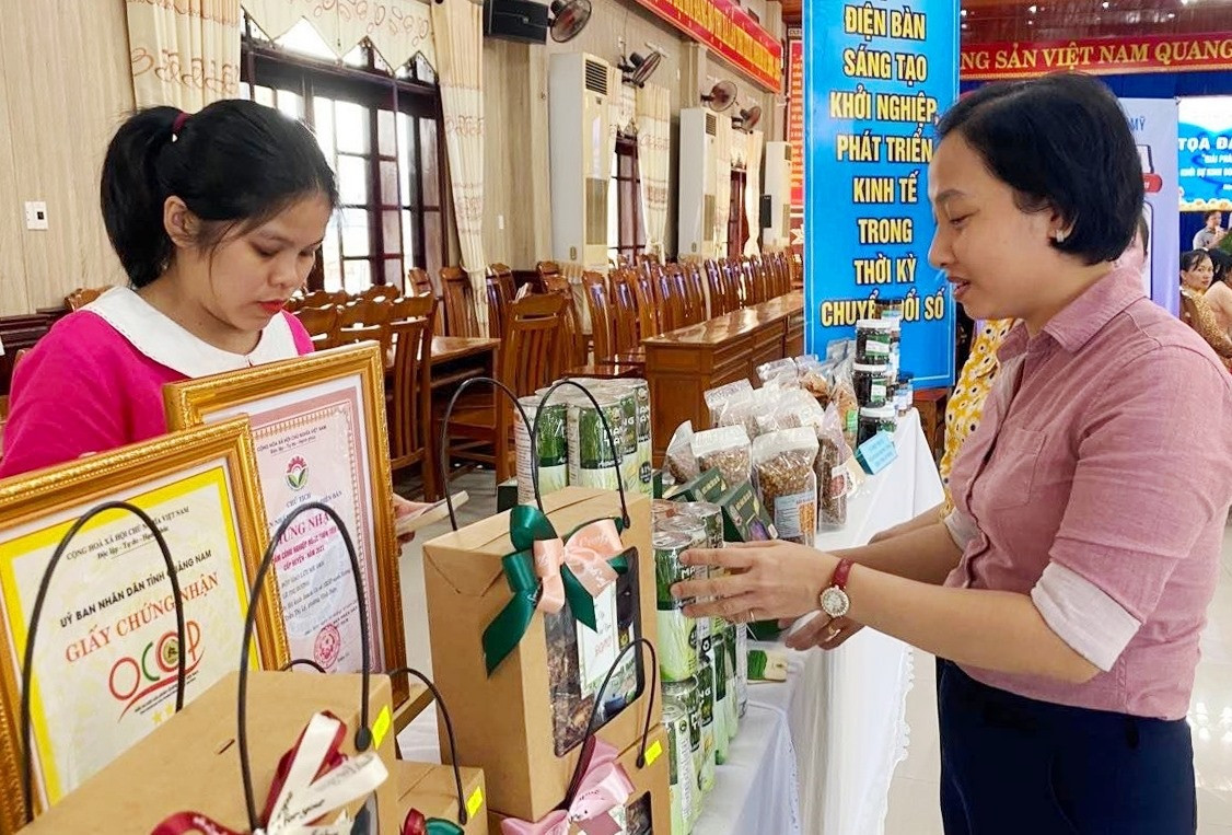 Thông qua Hội chợ xuân online nhiều sản phẩm OCOP của hội viên phụ nữ Điện Bàn sẽ có cơ hội tiếp cận thị trường tốt. Ảnh: K.L
