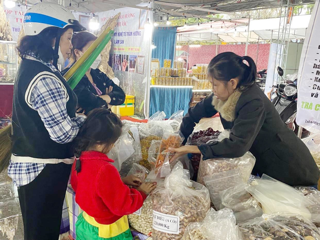 Hội chợ Xuân - Quảng Nam 2023 giúp hàng hóa Quảng Nam đến tay người tiêu dùng với chất lượng, giá cả phù hợp. Ảnh: V.Lộc