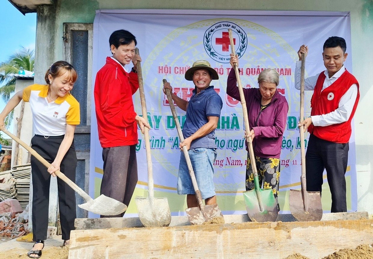 Khởi công xây nhà cho ngư dân có hoàn cảnh khó khăn. Ảnh: L.M