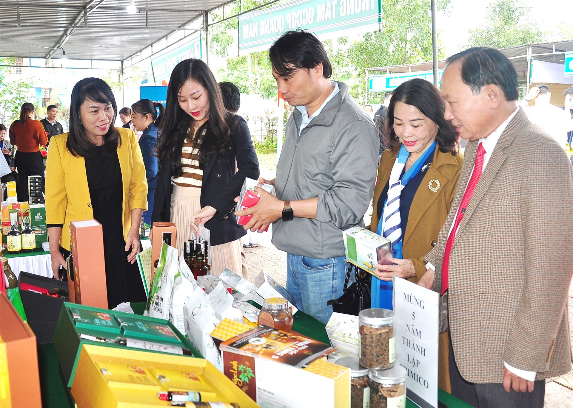 Phiên chợ KN huyện Phú Ninh thu hút đông đảo người dân đến tham quan, mua sắm. Ảnh: V.A