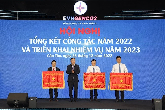 Giám đốc Công ty Lê Đình Bản (người đầu tiên bên trái) vinh dự nhận Cờ thi đua của Ủy Ban Quản lý vốn nhà nước tại doanh nghiệp. Ảnh XL