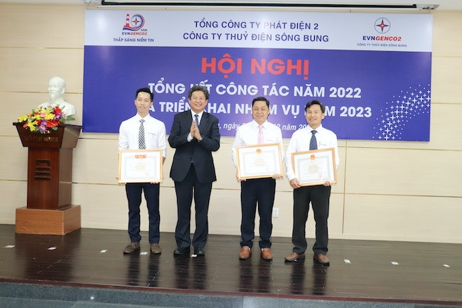 Ông Trương Hoàng Vũ -Tổng giám đốc Tổng công ty Phát điện 2 (ngưới thứ 2 bên trái) tặng Bằng khen và Danh hiệu Chiến sĩ thi đua của Ủy Ban Quản lý vốn nhà nước tại doanh nghiệp cho các tập thể, cá nhân đạt thành tích.Ảnh XL