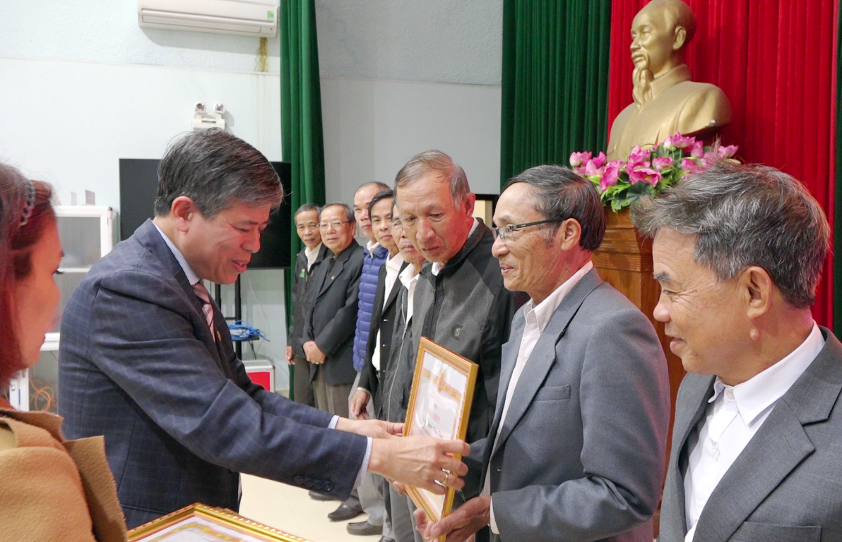 Lãnh đạo huyện Thăng Bình trao giấy khen cho các bí thư chi bộ thôn, khu phố. Ảnh: MT