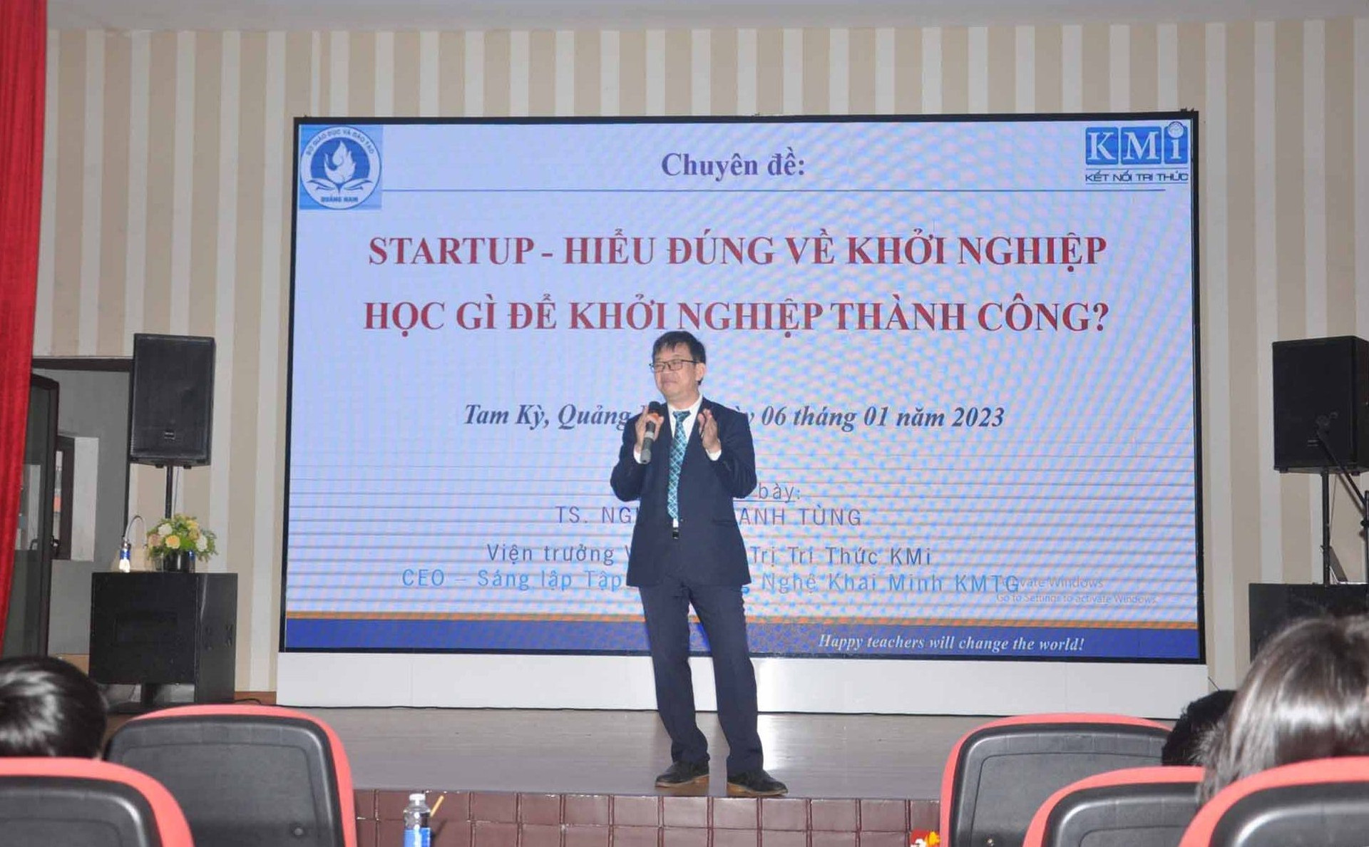 TS. Nguyễn Thanh Tùng - Viện trưởng Viện Quản trị tri thức KMi trình bày con đường khởi nghiệp sáng tạo. Ảnh: X.P