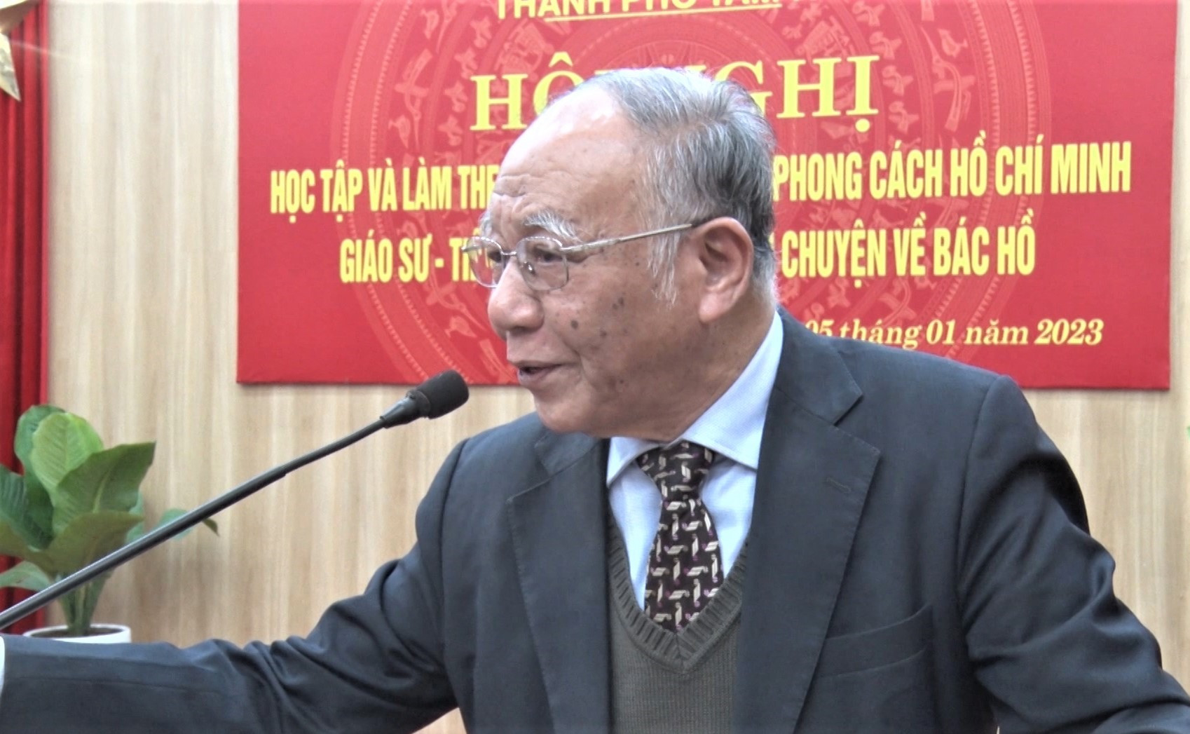 Giáo sư - Tiến sĩ Hoàng Chí Bảo nói chuyện về Bác Hồ