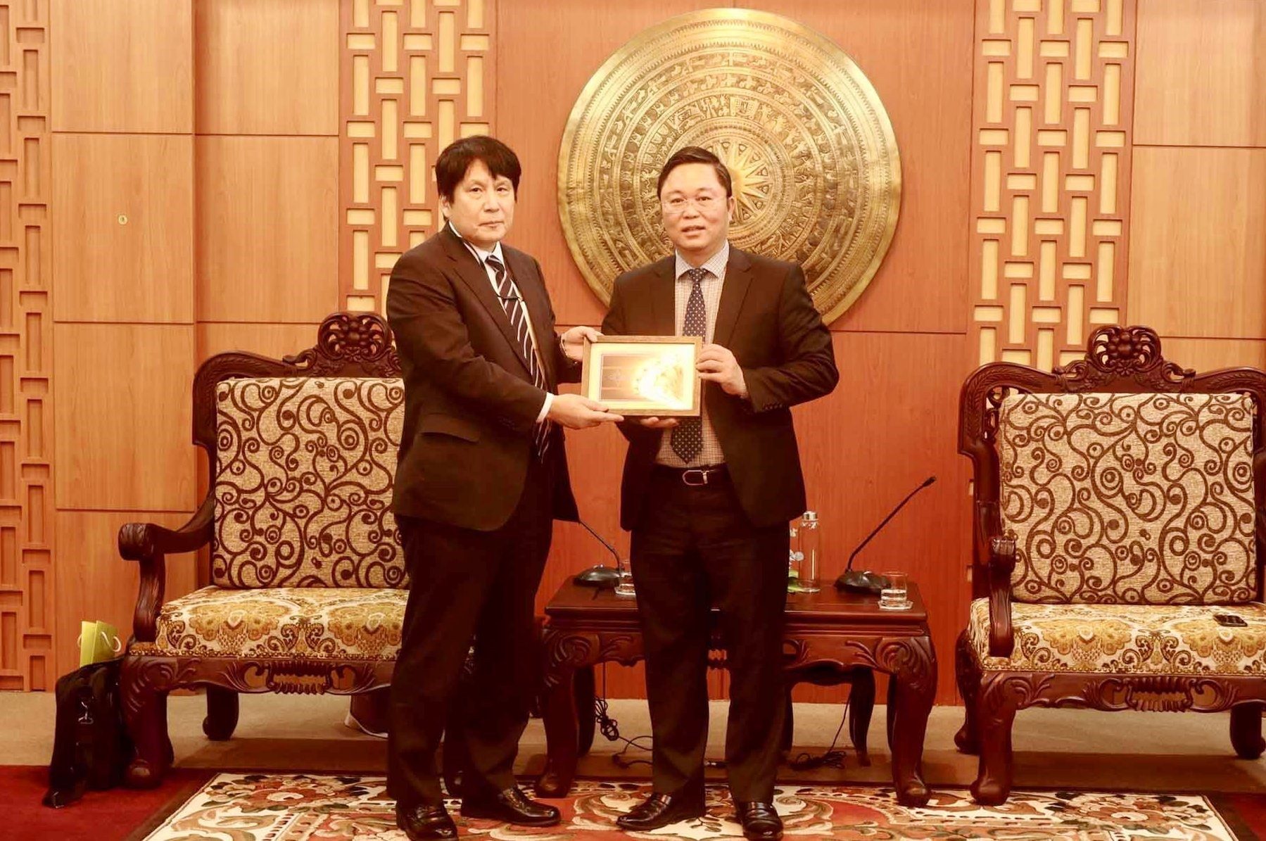 Chủ tịch UBND tỉnh Lê Trí Thanh tặng quà lưu niệm của tỉnh cho Tổng Lãnh sự quán Nhật Bản tại TP.Đà Nẵng. Ảnh: Q.T
